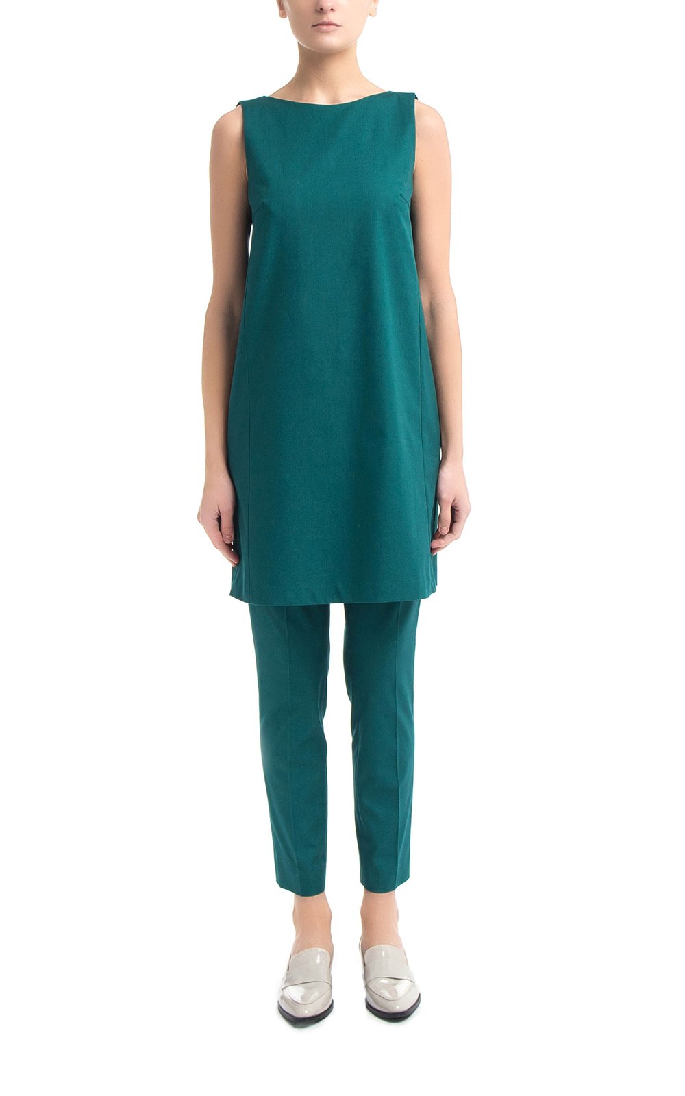 Зеленое мини-платье прямого силуэта.