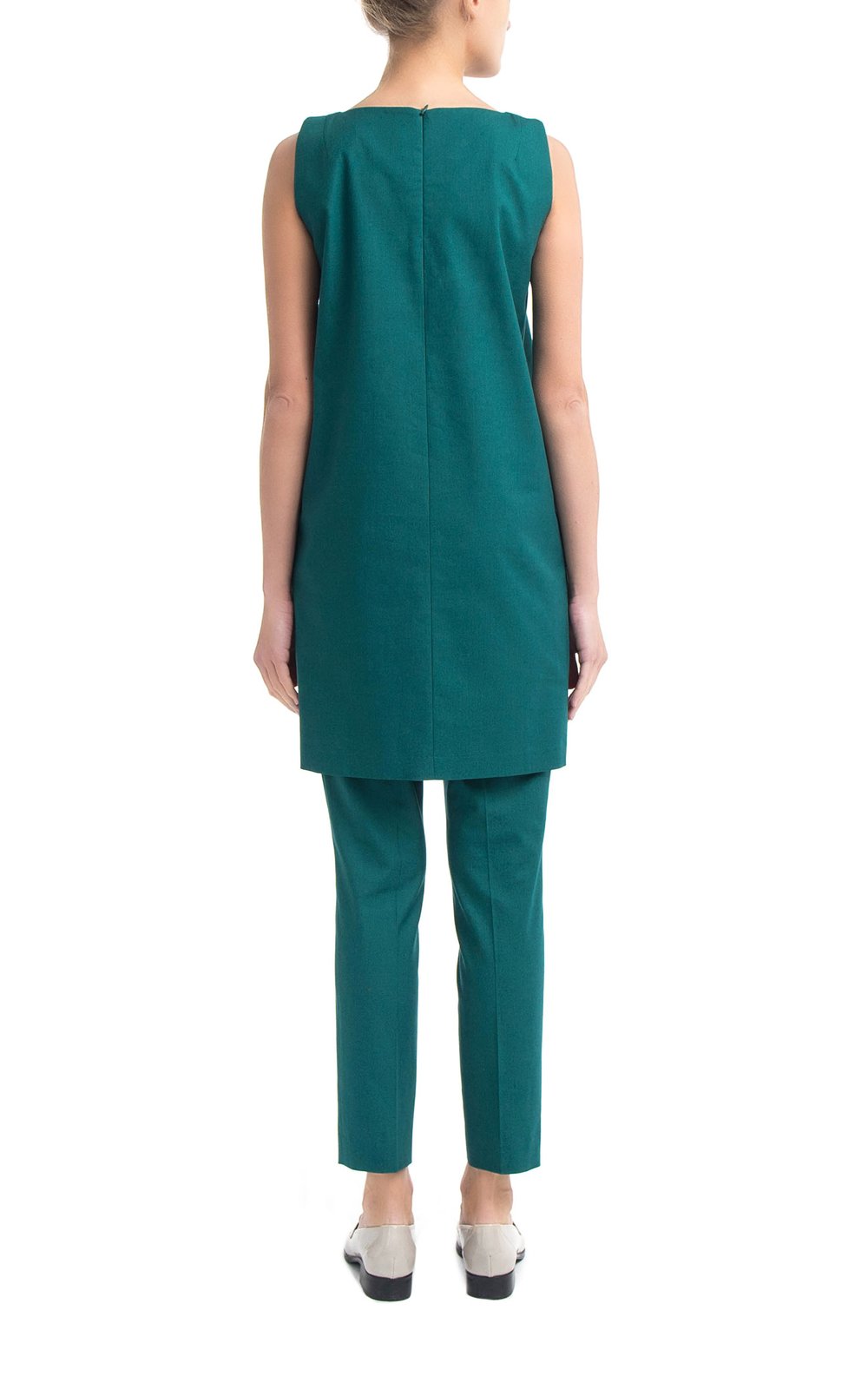 Зеленое мини-платье прямого силуэта.