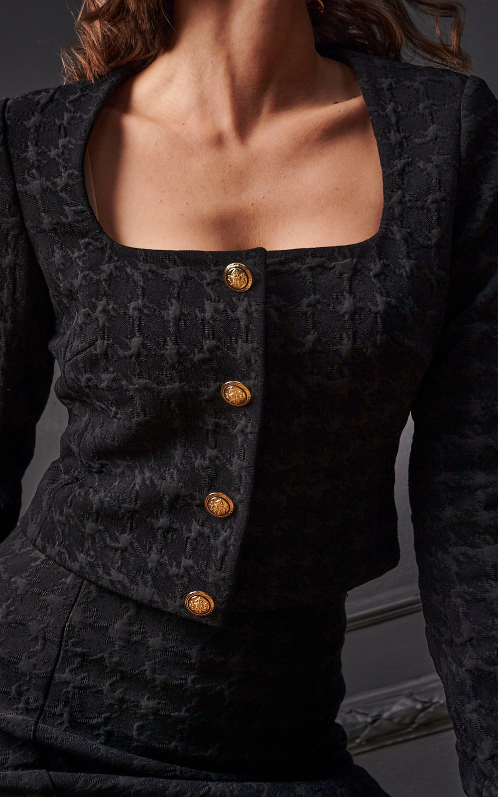 Укороченый жаккардовый жакет с металлическими пуговицами